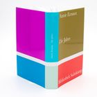 Der Text auf dem Buch: "Annie Ernaux, Die Jahre, Bibliothek Suhrkamp." Bunte Coverfarben: Lila, Blau, Grün, Rot.