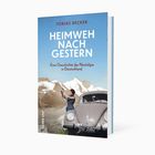 Buchtitel: "Heimweh nach Gestern", Autor: Tobias Becker. Eine Frau fotografiert Berge neben einem alten Auto.