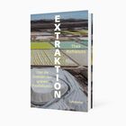 Buchtitel: "EXTRAKTION" von Thea Riofrancos. Untertitel: "Über die Grenzen des grünen Kapitalismus". Suhrkamp Verlag. Luftbild einer Industrielandschaft.