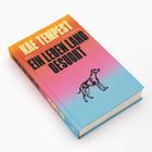 "Kae Tempest, Ein Leben lang gesucht". Farbverlauf von Gelb zu Blau, Illustration eines Hundes unten.