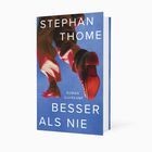 „Stephan Thome, Roman, Suhrkamp, Besser als nie“. Illustration: Mann in Anzug springt, rote Schuhe auf blauem Hintergrund.