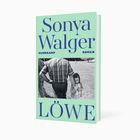 Text: "Sonya Walger", "Suhrkamp", "Roman", "Löwe".  
Ein Kind hält die Hand eines Mannes, im Hintergrund eine Wiese.