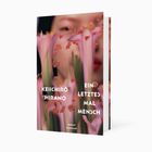 „Keiichirō Hirano, Ein letztes Mal Mensch, Roman Suhrkamp“. Ein teilweise verdecktes Gesicht hinter rosa Blumen.