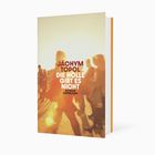 Text: „Jáchym Topol. Die Hölle gibt es nicht. Roman Suhrkamp.“ Menschen in Bewegung, Lichtspiel, warme Farben.