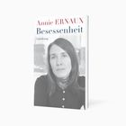 Text: "Annie ERNAUX Besessenheit Suhrkamp". Schwarz-weiß Foto einer Frau mit geradem Blick, langem Haar, schwarzem Oberteil.