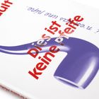 Text: "Dies ist keine Pfeife."
Illustration: Eine stilisierte blaue Pfeife.