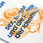 Text: „Sex, Macht und die Politik der Identität“. Illustration eines orangefarbenen Seils.