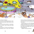 Zwei Kinder spielen in Schaum und Pools. Katzen und ein Hund mit Wollmantel sind im Hintergrund. Verspielte Szene.
