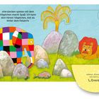 „Verstecken spielen mit dem Vögelchen macht Spaß. Ich kann dich hören! Vögelchen, bist du hinter dem Felsen?“ Ein bunter Elefant steht hinter Felsen, ein Löwe liegt davor.
