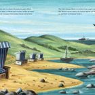 Ein kleines Schaf sitzt frierend im Strandkorb, verlassen am Strand. Eine Möwe nähert sich am Himmel über dem Meer.