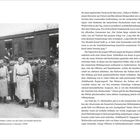 Abb. 3: Freiherr Colmar von der Goltz und Mustafa Kemal bei Militärmanövern in Manastır (1909). Links und rechts Buchseiten mit Text.