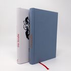 Zwei Bücher, eines mit dem Titel "Die Straße". Das andere zeigt eine Illustration von Radfahrern. Eines hat ein rotes Leseband.