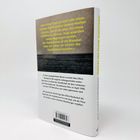 "Manchmal muss jemand oder etwas sterben, damit andere Gewinn machen können." Rückseite eines Buchumschlags mit Text.