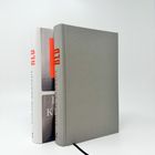 Zwei Bücher stehen nebeneinander. Beide haben den Titel "RED" am Rücken. Das Cover links zeigt zusätzlich "LOUISE KENNEDY".