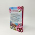 Buchrückseite: „Eine Liebe, geboren aus Zucker, Honig und Mandeln“. Rosa Blüten und Landschaftsillustration im Hintergrund.