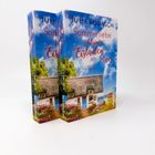 "Sommerliebe im kleinen Eisladen am Meer" von Julia Rogasch. Ein Reetdachhaus mit bunten Blumen im Vordergrund.