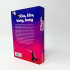 "Kiss, kiss, bang, bang" und "#If Books Could Kill ist der romantischste Thriller des Jahres – Herzklopfen garantiert!" sind prominent. Das Cover hat einen Farbverlauf von Blau zu Pink, zeigt eine Figur, die springt.