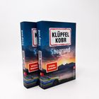 Zwei Bücher mit den Titeln "Seegrund" von Klüpfel Kobr, ein Kriminalroman mit einem Polizei-Auto und Alpenlandschaft.