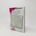 "Die Rebellion beginnt.." in pink auf grauem Hintergrund. Darunter ein Dialog zwischen Personen und ein Barcode unten.