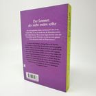 Rückseite eines Buches mit violettem Hintergrund. Titel: "Der Sommer, der nicht enden sollte", Text über Jugend und Träume.