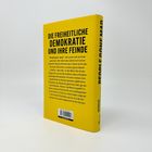 Gelber Buchrücken mit schwarzem Text: "DIE FREIHEITLICHE DEMOKRATIE UND IHRE FEINDE." Rechts steht "PEOPLE GONE MAD".