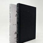 Zwei Bücher nebeneinander; eines mit weißem, das andere mit schwarzem Einband. Texthinweis auf "DISSIDENT WIRD".