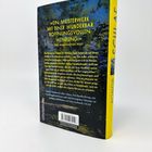 „Ein Meisterwerk mit einer wunderbar hoffnungsvollen Wendung.“ – The Washington Post. Blauer Hintergrund mit gelbem Text.