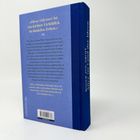 „Diese Odyssee ist ein kleiner Lichtblick in dunklen Zeiten.“ Ein Buchrücken und -rückseite in Blau mit weißem Text.