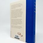 Ein Buchrücken in Blau mit der goldenen Schrift "Das Buch der Vögel". Rückseite enthält Texte zur Bedrohung der Vögel.