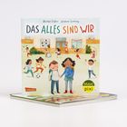„DAS ALLES SIND WIR“ in bunten Buchstaben, darunter Kinder, die vor einer Schule spielen, fröhliche Szene.