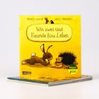 Der Text lautet: "Wir zwei sind Freunde fürs Leben". Ein Hase und ein Igel liegen nebeneinander.