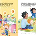 Links: Ein Gruppenraum mit Kindern und Spielzeug. Rechts: Kinder im Morgenkreis, eines sitzt auf dem Schoß einer Betreuerin.