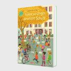 Komm, wir zeigen dir unsere Schule. Illustration von einem Schulhof voller spielender Kinder und einem großen Baum.