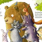 Ein Bär, Eichhörnchen, Waschbär, Wildschwein und andere Tiere schauen eine grimmige Maus an. Sie stehen unter Bäumen.