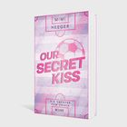 Buchtitel: "Our Secret Kiss". Autor: Mimi Heeger. Untertitel: "Die Tochter vom Coach". Fußball-Design in Rosa.