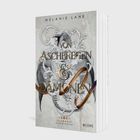 "Von Ascheregen & Dämonen" von Melanie Lane. Eine detaillierte Illustrationen mit einem Drachen und Ornamenten.