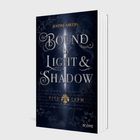 „Bound by Light & Shadow“ von Justine Ahlers. Ornamentaler Buchumschlag in Dunkelblau mit floralen Motiven.