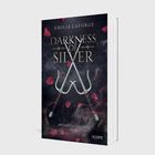"Emilia Laforge - DARKNESS OF SILVER - BREAKING CHAINS." Zwei gekreuzte Waffen, umgeben von roten Blütenblättern.