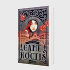 "Spiel um dein Leben, Deva Fagan, Game of Noctis, Carlsen." Illustrationsstil: Porträt einer Frau vor Architektur mit Würfeln.