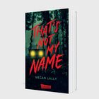 Text: "THAT'S NOT MY NAME", "MEGAN LALLY", Logo "CARLSEN". Ein Haus im Wald mit leuchtenden Fenstern, düsteres Ambiente.
