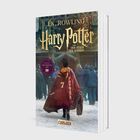 Text: J.K. Rowling, Harry Potter und der Stein der Weisen, CARLSEN. Ein Kind im Umhang mit "POTTER" darauf, im Schnee.