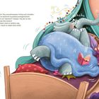 Links steht ein langer Text über Tillys Freude am Schlafengehen. Rechts ruft ein Mädchen: "Hey! Das ist MEIN Kissen!" Ein Elefant und ein Mädchen in einem Bett, umgeben von Kuscheltieren.