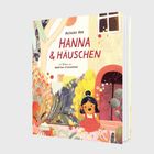 Doppelseite mit Text, darüber Illustration: Hanna liegt im Garten, schaut zu einem kleinen Haus neben Blumen und Pflanzen.