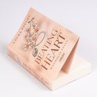 Buch mit Titel "Beating Heart" von Laura Pavlov, Illustration mit Blumen und Stethoskop, Verlag Carlsen.