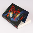 "No Place Left to Hide", Megan Lally. Carlsen. Cover zeigt eine Straße durch dichten Wald mit zwei Autos.