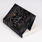 „WATCH YOUR BACK“ steht groß auf einem kunstvoll gestalteten Buchcover mit blumigen Elementen und einem düsteren Hintergrund.