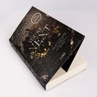 Der Text auf einem Buch: "YOU'RE NEXT" von "TATE JAMES". Dunkle Blumenmuster, Titel "COVE", Thema "Dark Romance".