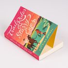 „Trail Rides & Starry Eyes“ von Katrina Emmel. Illustration: Zwei Figuren führen ein Pferd in einer Landschaft.