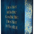 „Dies hier ist keine Geschichte. Dies hier ist Realität.“ in goldener Schrift auf dunkelblauem Hintergrund mit floralen Mustern.