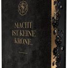„MACHT IST KEINE KRONE.“ steht auf einem eleganten, schwarzen Buch. Ein florales Muster ziert den Rand.